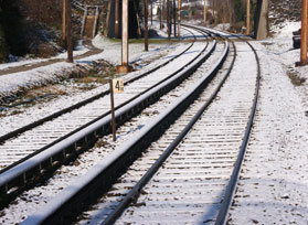 Vía del tren helada